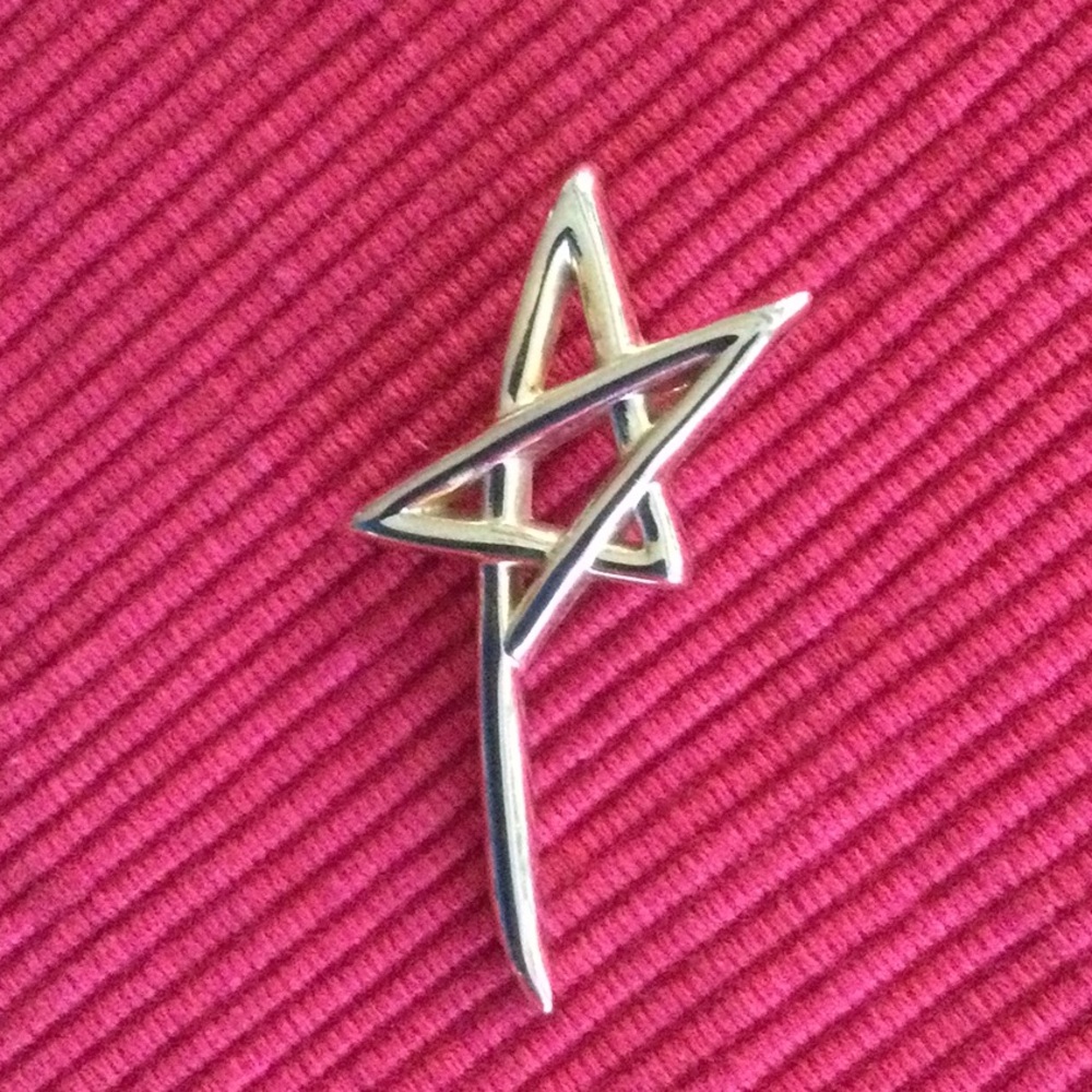 Elegant gold Star Brooch
